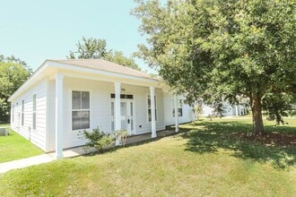 106 Earle Taylor Ln in Ocean Springs, MS - Building Photo - Building Photo