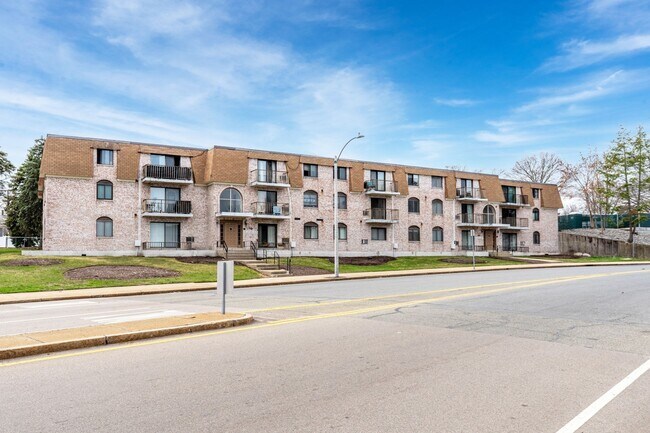 40 High St in Dedham, MA - Building Photo - Building Photo