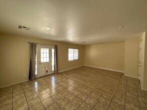 4925 Drifting Pebble St in North Las Vegas, NV - Foto de edificio - Building Photo