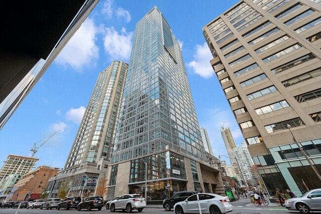 200 Cumberland St in Toronto, ON - Building Photo - Building Photo