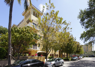 107 Mendoza Ave in Coral Gables, FL - Foto de edificio - Building Photo