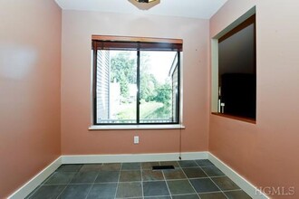 33 Rambling Brook Rd in Chappaqua, NY - Building Photo - Building Photo