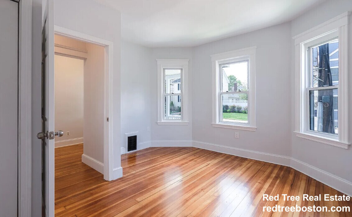 876 Adams St, Unit 1 in Boston, MA - Foto de edificio