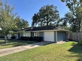 5111 Maple St in Bellaire, TX - Building Photo