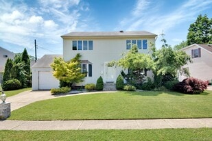 977 Woodcliff Dr in Franklin Square, NY - Building Photo