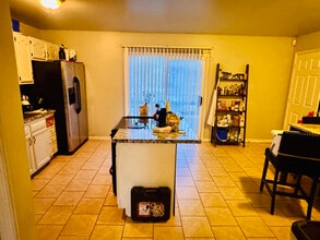 140 Woodland Rd in Hampton, VA - Foto de edificio - Building Photo