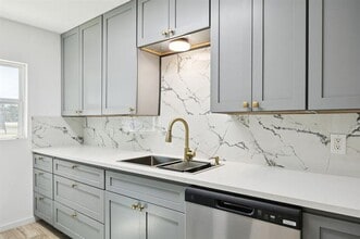 303 N Delphine St in Terrell, TX - Building Photo - Building Photo