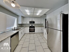 2001 Verdinal Dr, Unit 315 in Las Vegas, NV - Foto de edificio - Building Photo