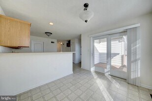 693 E Walnut St in Hanover, PA - Building Photo