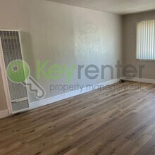 5731 Falconer Way in Sacramento, CA - Building Photo - Building Photo