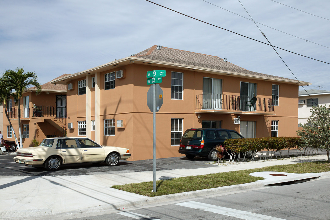 925 W 23rd St in Hialeah, FL - Building Photo