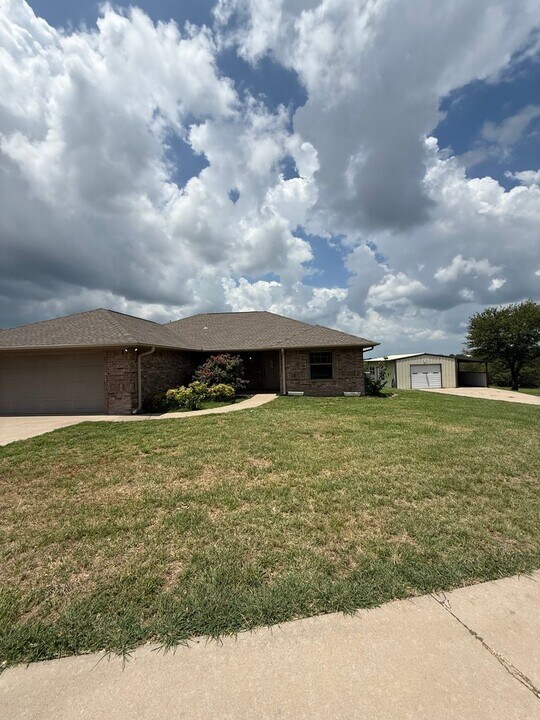 210 Davis St in Weatherford, TX - Building Photo