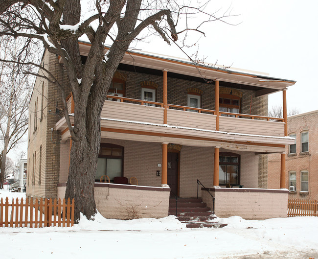 203 Grotto St N in St. Paul, MN - Foto de edificio - Building Photo