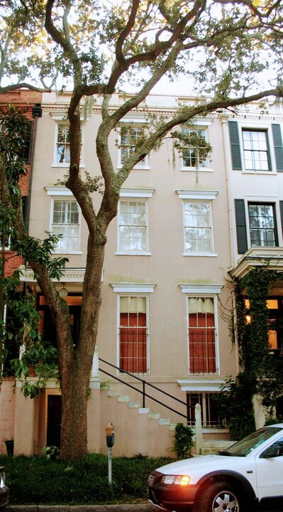 19 E Jones Ln in Savannah, GA - Building Photo