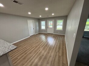 109 E Rogers St in Clinton, MO - Foto de edificio - Building Photo