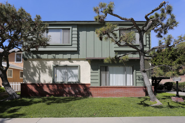 6037 Greenleaf Ave in Whittier, CA - Foto de edificio - Building Photo