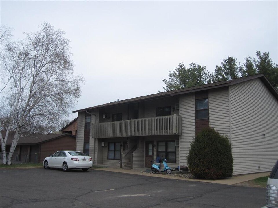 325 W 9th St in New Richmond, WI - Building Photo