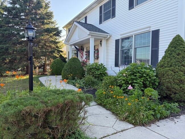 236 Crabapple Ln, Unit Right in Buffalo, NY - Foto de edificio - Building Photo