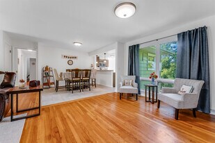 521 Woodhaven Dr in Morgantown, WV - Building Photo