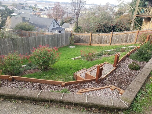 2146-2148 Monroe Ave in North Bend, OR - Building Photo - Building Photo