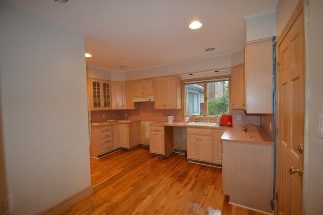 28 Noble St, Unit 1T
