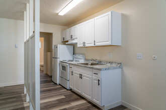 Halsey Street Arms Apartments in Portland, OR - Building Photo - Interior Photo