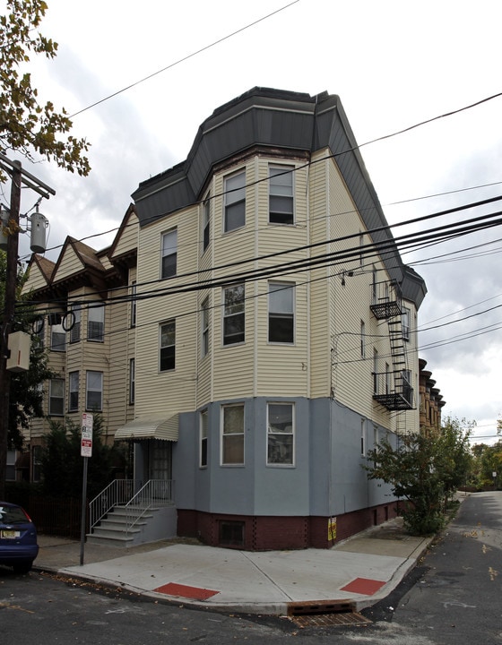 105 Magnolia Ave in Jersey City, NJ - Building Photo
