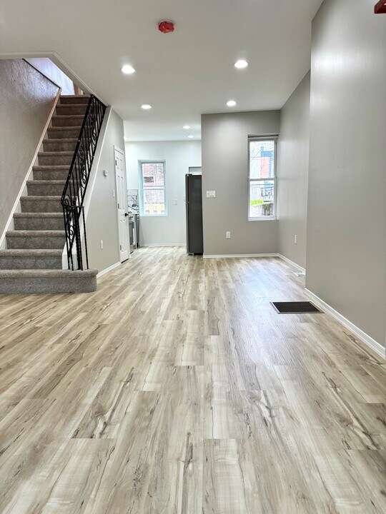 2733 W Silver St in Philadelphia, PA - Building Photo