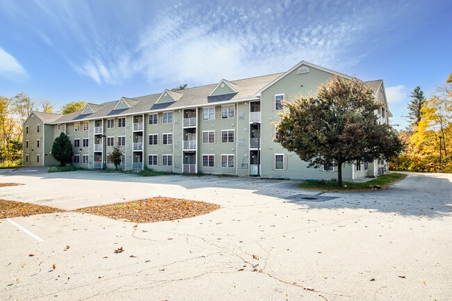 Old Wellington Road Apartments LP in Manchester, NH - Foto de edificio - Building Photo