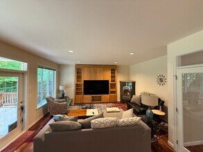 13022 NE 104th St in Kirkland, WA - Building Photo - Building Photo