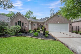204 W Pines Dr in Montgomery, TX - Building Photo - Building Photo