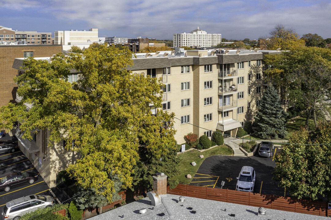 Pearson House in Des Plaines, IL - Building Photo