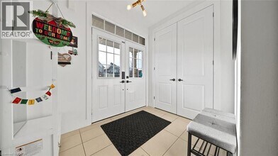 93 Gillespie Dr in Brantford, ON - Building Photo - Building Photo