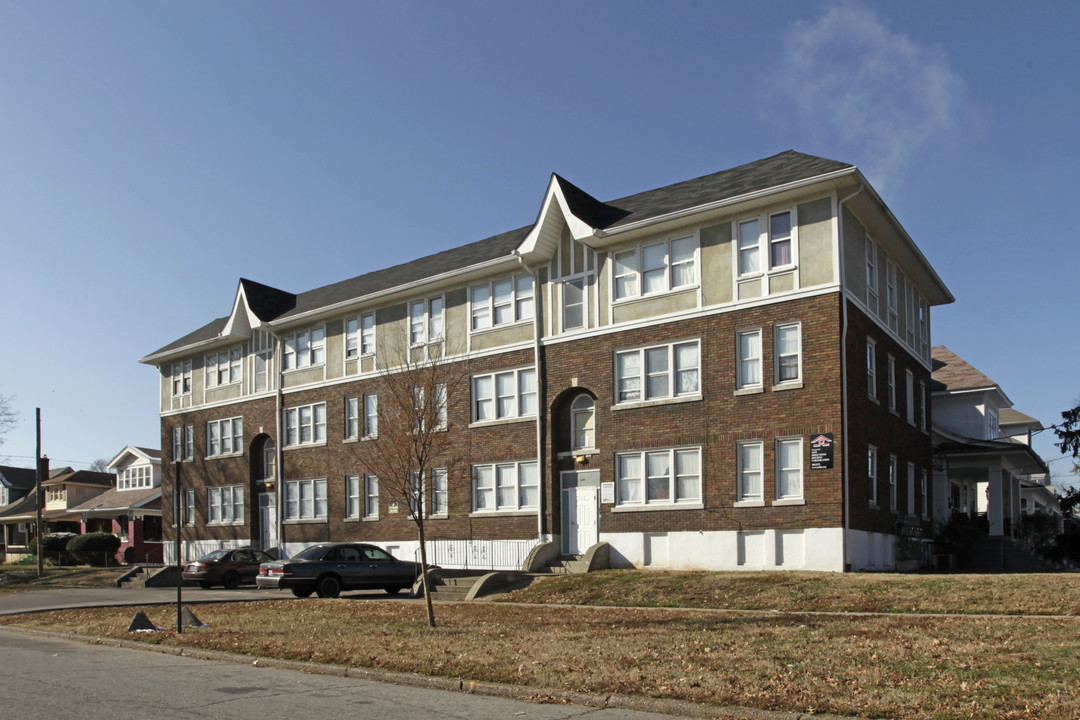 4500 W Market St in Louisville, KY - Foto de edificio