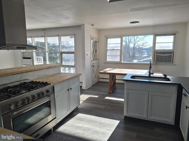 901 Montgomery Ave in Fort Washington, PA - Building Photo - Building Photo