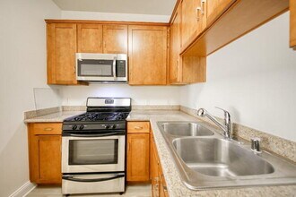6938 Laurel Canyon Blvd in Los Angeles, CA - Building Photo - Building Photo