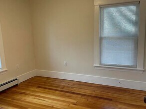 166 Massachusetts Ave, Unit Apartment 2 in Portland, ME - Foto de edificio - Building Photo