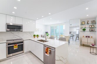 1300 Brickell Bay Dr, Unit 3100 in Miami, FL - Foto de edificio - Building Photo