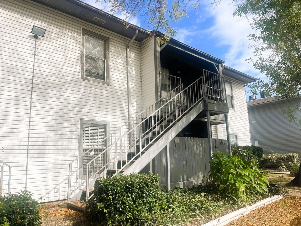 7200 Clarewood Dr in Houston, TX - Building Photo