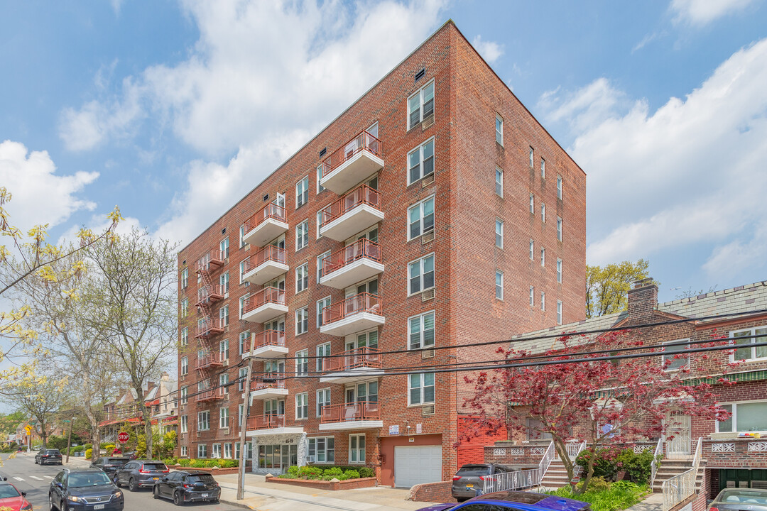 6515 Alderton St in Rego Park, NY - Building Photo