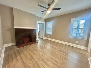 5211 Montgomery Rd in Cincinnati, OH - Building Photo - Building Photo