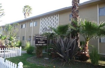 The Cloister Apartments in Van Nuys, CA - Building Photo - Building Photo