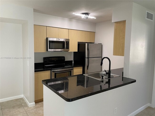 751 NW 104th Ave, Unit 103 in Pembroke Pines, FL - Building Photo - Building Photo