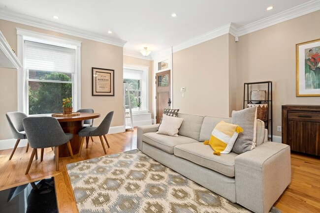 322 Tappan St, Unit 322 in Brookline, MA - Building Photo - Building Photo