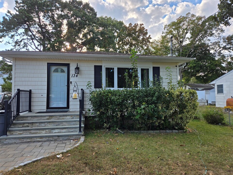 134 N 24th St in Wyandanch, NY - Building Photo