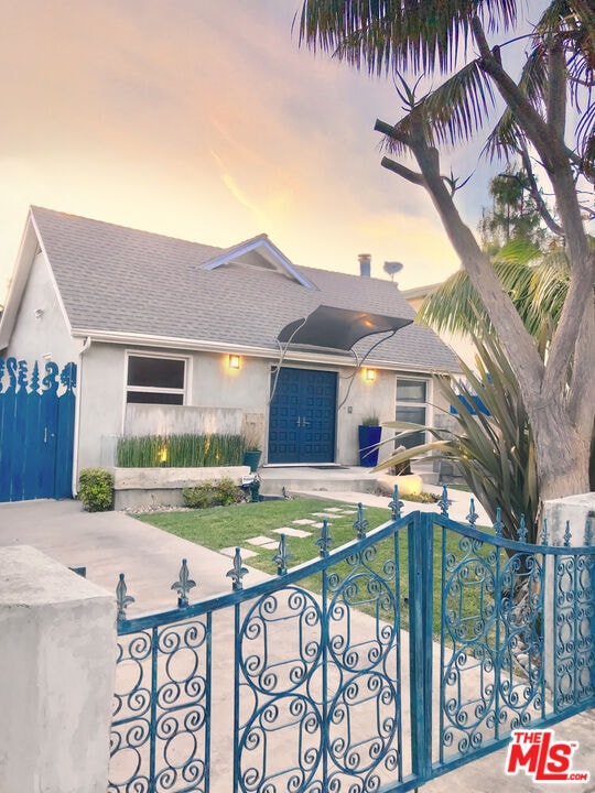 1153 N Poinsettia Pl in West Hollywood, CA - Foto de edificio - Building Photo