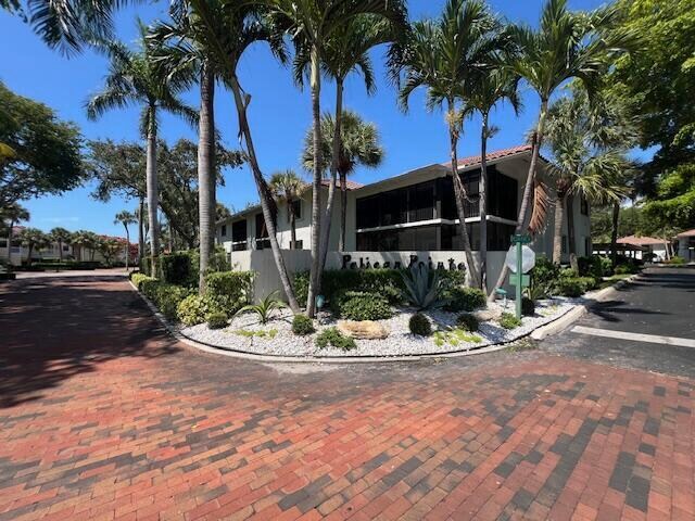 100 Pelican Pointe Dr in Delray Beach, FL - Building Photo