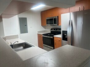 816 NW 11th St, Unit 1002 in Miami, FL - Building Photo - Building Photo