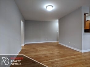 524 W Oakdale Ave, Unit 312 in Chicago, IL - Building Photo - Building Photo