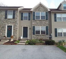 428 Indian Rock Cir in Elizabethtown, PA - Building Photo